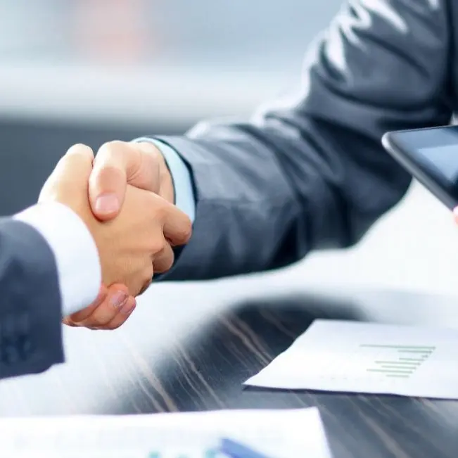 Dos ejecutivos cerrando un negocio