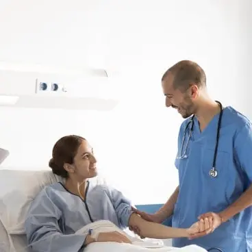 Doctor con paciente en hospital Image by Freepik